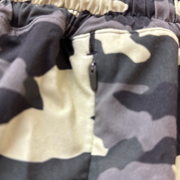 Lululemon Hotty Hot Low-Rise Short 2.5" - Picture 10 of 14